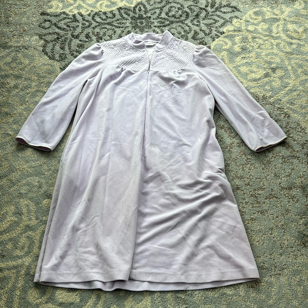 Vintage Vanity Fair Embroidered Housecoat Robe Lavender Medium